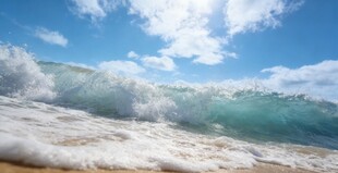 海浪翻涌的蔚蓝海洋