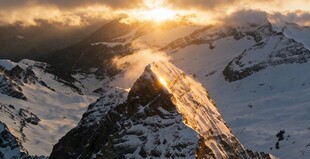 雪山之巅的壮丽日出
