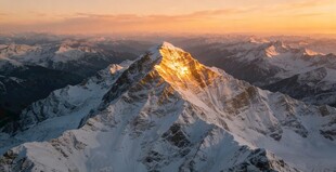 壮丽雪山日出美景