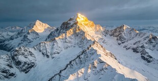 雪山之巅的壮丽日出