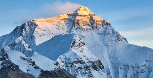 壮丽珠峰闪耀金色光芒