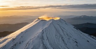 雪山之巅的壮丽日出