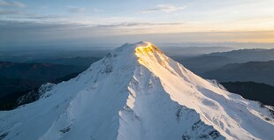 雪山之巅壮丽日出景象