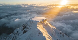 雪山之巅迎日出美景