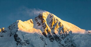 日照金山壮丽雪山景观
