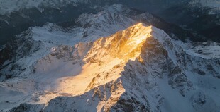 雪山日出壮丽美景