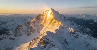 雪山之巅的壮丽日出