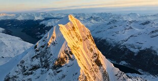 雪山顶峰的壮丽日出景观