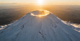 日出下的巍峨雪山
