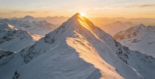 雪山日出壮丽美景