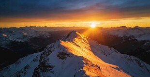 雪山之巅的壮丽日出