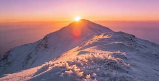 雪山之巅的壮丽日出