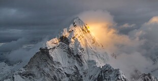 雪山巅峰的壮丽曙光
