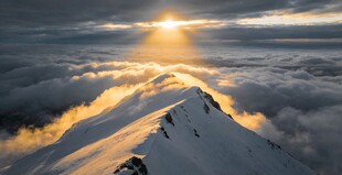 雪山之巅的壮丽日出