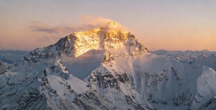 雪山日出壮丽美景