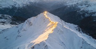 雪山之巅的璀璨灯光