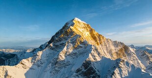巍峨雪山闪耀金色光芒