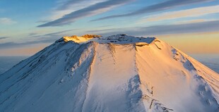 雪山壮丽日出景观