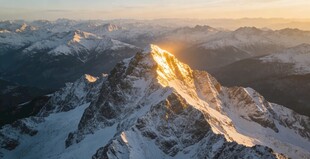 雪山日出壮丽美景