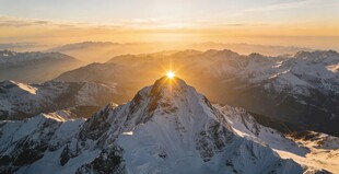 雪山之巅的壮丽日出