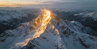 雪山之巅的壮丽日出