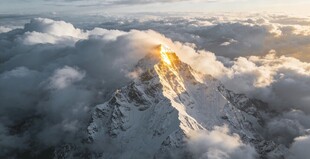 云端雪山日出壮丽景观