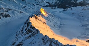 雪山峰巅的金色光影