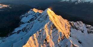 雪山之巅的金色晨光