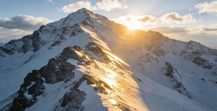 雪山日出壮丽美景