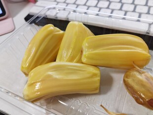 新鲜剥开的菠萝蜜果肉