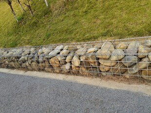 路边石砌矮墙景观