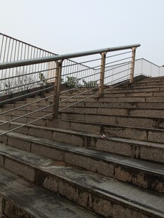 户外阶梯与金属护栏景观