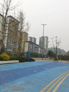 城市中蓝色的户外休闲场地