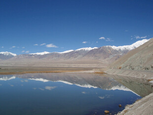 湖水雪山山水摄影