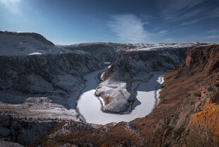 火山口壮丽景观