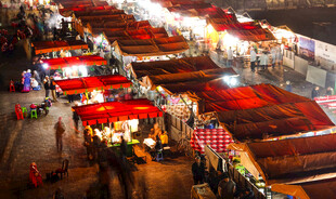 热闹的夜间集市场景
