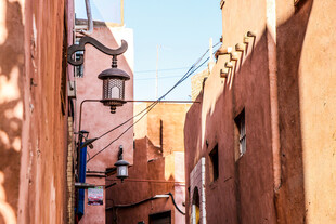 狭窄小巷中的古朴街景