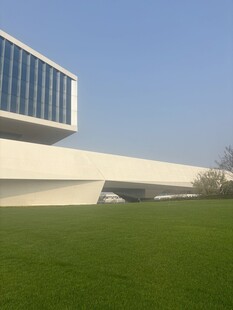 现代建筑与开阔绿地景观