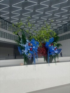 现代建筑前的多彩花卉雕塑