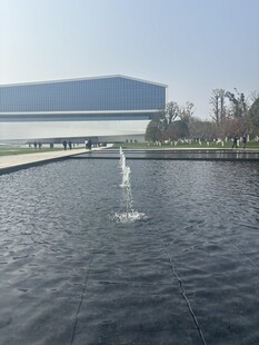 现代建筑旁的喷泉景观