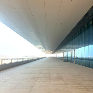 空旷现代建筑长廊空间