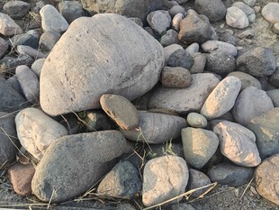 河边堆叠的多彩鹅卵石