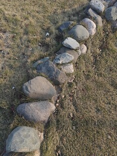 草地中的石块排列路径