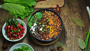 多彩食材盛于古朴容器中