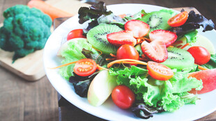 新鲜蔬菜沙拉摆盘展示