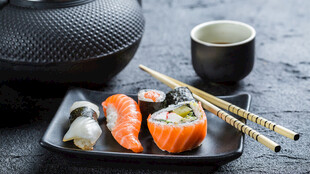 精致寿司与茶具组合