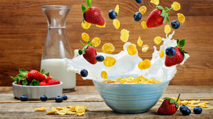 谷物水果溅入碗中瞬间