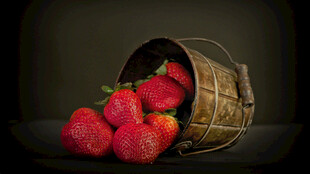 木桶中的新鲜红草莓