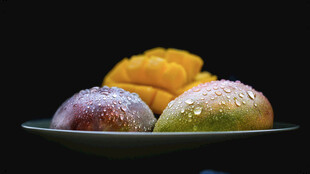 多彩水果摆放在盘中