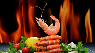 火焰上的美味鲜虾盛宴